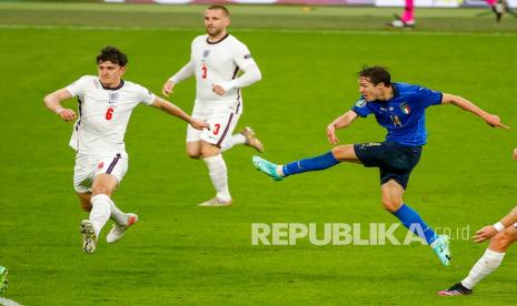  Federico Chiesa dari Italia (kanan), melakukan tembakan ke gawang saat final kejuaraan sepak bola Euro 2020 antara Inggris dan Italia di Stadion Wembley di London,Senin (12/7) dini hari WIB.