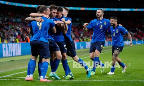 Federico Chiesa dari Italia, ketiga dari kiri, merayakan dengan rekan satu timnya setelah mencetak gol pembuka timnya selama pertandingan babak 16 besar kejuaraan sepak bola Euro 2020 antara Italia dan Austria di stadion Wembley di London, Sabtu, 26 Juni 2021. 