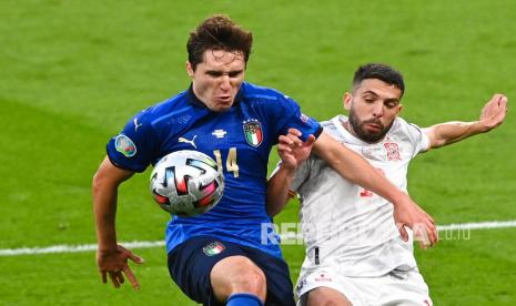 Federico Chiesa dari Italia, kiri, berebut bola dengan Jordi Alba dari Spanyol pada pertandingan semifinal kejuaraan sepak bola Euro 2020 antara Italia dan Spanyol di stadion Wembley di London, Rabu (7/7) dini hari WIB.