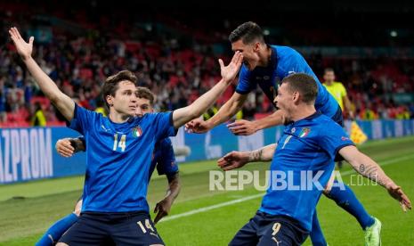 Federico Chiesa dari Italia, kiri, merayakan dengan rekan satu timnya setelah mencetak gol pembuka timnya pada pertandingan babak 16 besar kejuaraan sepak bola Euro 2020 antara Italia dan Austria di stadion Wembley di London, Ahad (27/6) dini hari WIB.