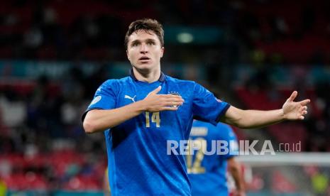 Federico Chiesa dari Italia melakukan selebrasi setelah mencetak gol pembuka timnya pada pertandingan babak 16 besar Piala Eropa 2020 antara Italia dan Austria di stadion Wembley di London, Ahad (27/6) dini hari WIB.