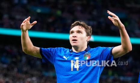 Federico Chiesa dari Italia melakukan selebrasi setelah mencetak gol pembuka timnya pada pertandingan semifinal sepak bola Euro 2020 antara Italia dan Spanyol di stadion Wembley di London, Rabu (7/7) dini hari WIB.