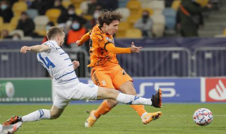 Federico Chiesa (kanan) dari Juventus dan Tomasz Kedziora (kiri) dari Dynamo Kyiv beraksi selama pertandingan sepak bola penyisihan grup Liga Champions UEFA antara Dynamo Kyiv dan Juventus di Kiev, Ukraina, 20 Oktober 2020. 