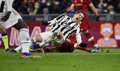 Federico Chiesa (tengah) Juventus dan Chris Smalling dari Roma beraksi selama pertandingan sepak bola Serie A Italia antara AS Roma dan Juventus FC di stadion Olimpico di Roma, Italia, 9 Januari 2022. .