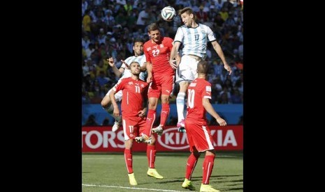 Federico Fernandez (kanan) melepaskan sundulan. 