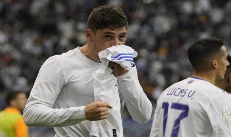 Federico Valverde dari Real Madrid melakukan selebrasi setelah mencetak gol pada pertandingan sepak bola semi final Piala Super Spanyol antara Barcelona dan Real Madrid di stadion King Fahd di Riyadh, Arab Saudi, Kamis, 13 Januari 2022.