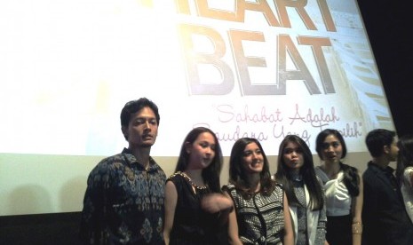 Fedi Nuril dan pemain film saat penayangan perdana film Heart Beat di Epicentrum, Kuningan, Jakarta Selatan, Selasa (10/11) malam.