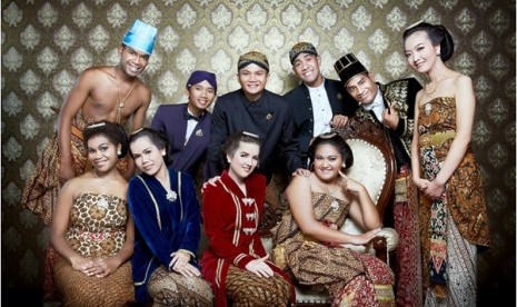 Fellowship awardees pose wearing traditional Indonesian costumes. 