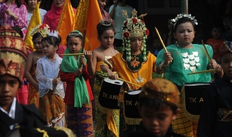 Female students join a carvanal in Kartini Day to commemorate the heroine who struggled for women's rights. Gender issues will be among topics discussed in WAIPA in Senggigi, West Nusa Tenggara (NTB). (illustration)