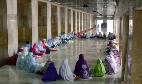 Female students of a madrasa gather to discuss Islamic teachings. (illustration)