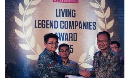 Fen Wei Chin, Finance Director Sarihusada (kiri) menerima penghargaan Living Legend Companies 2015 yang diserahkan oleh Chief Editor Majalah Warta Ekonomi Muhamad Ihsan (kanan). 