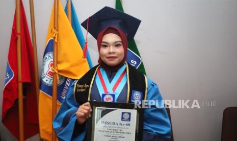 Fenny Ayu Lestari, Wisudawan Terbaik Program Studi Sistem Informasi (S1) pada Wisuda ke-60.