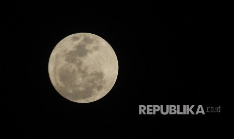 Fenomena alam 'supermoon' terlihat dari Indramayu, Jawa Barat, Ahad  (3/12). 