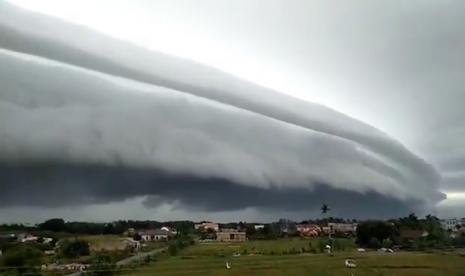 Awan besar muncul di Aceh pada siang Senin (10/8). Fenomena awan arcus di Aceh Barat.