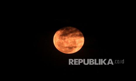 Lapan: Supermoon Sebabkan Pasang Maksimum di Laut. Fenomena Bulan Supermoon atau super Pink Moon menghiasi langit Kota Lhokseumawe, Aceh, Selasa (27/4/2021). Menurut Lembaga Penerbangan dan Antariksa Nasional (LAPAN) fenomena Pink Supermoon yang melintasi langit Indonesia dengan jarak dekat dengan Perige (garis edar suatu benda langit yang terdekat dengan bumi) 357.616 kilometer itu adalah fenomena pertama di antara dua supermoon tahun 2021. 