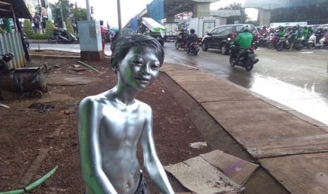 Fenomena manusia silver di jalanan ibu kota, salah satunya di Bekasi