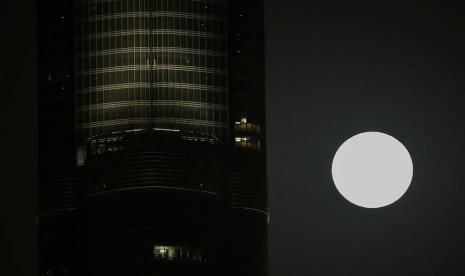 Fenomena Strawberry Supermoon di belakang gedung tertinggi di dunia Burj Khalifa, Dubai Uni Emirat Arab. astronom tidak menggunakan istilah strawberry dari fenomena supermoon untuk menyebut purnama super pada malam ini. Widya menuturkan istilah nama stroberi itu memang ada, namun tidak terkait dengan bentuk purnama super saat ini.