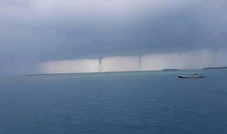 Fenomena tiga penampakan puting beliung yang bersamaan terjadi di perairan Kepulauan Seribu, Jakarta, Senin (23/10)