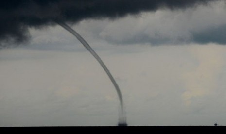 Fenomena waterspout atau belalai air yang terlihat di pesisir Kota Darwin pada 22 Desember 2014 lalu.