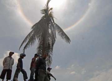 Fenomena Halo Matahari terlihat dari Gempol, Magelang, Selasa (4/1)