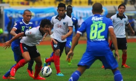 Ferdinand Sinaga berebut bola dengan pemain Pelita Bandung Raya, Rizky. 