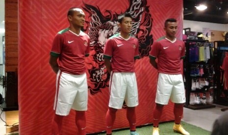 Ferdinand Sinaga (kiri), Ahmad Bustomi (tengah), dan Firman Utina mengenakan seragam baru timnas Indonesia, Jumat (31/10)