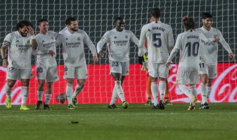 Ferland Mendy dari Real Madrid melakukan selebrasi setelah mencetak gol kedua timnya dalam pertandingan sepak bola La Liga Spanyol antara Real Madrid dan Getafe di stadion Alfredo di Stefano di Madrid, Spanyol, Rabu (10/2) dini hari WIB.