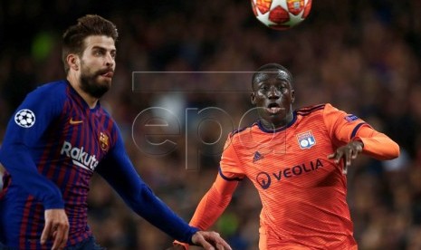 Ferland Mendy  saat berseragam Lyon (kanan). Mendy kini mulai mendapatkan kepercayaan pelatih Real Madrid, Zinedine Zidane, dalam setiap pertandingan di La Liga Spanyol. 