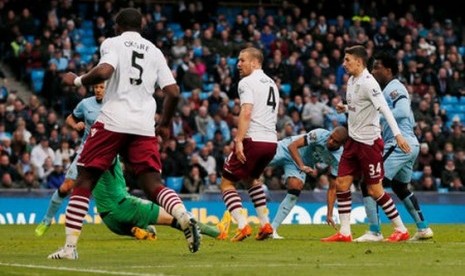 Fernandinho (ketiga kanan) saat mencetak gol penentu kemenangan Manchester City atas Aston Villa, 3-2.