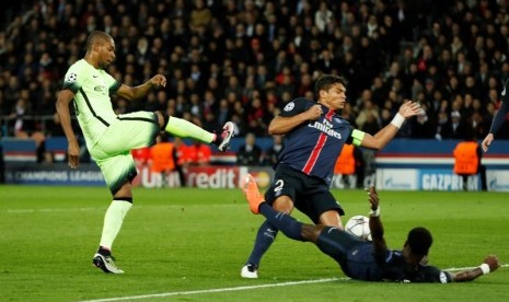 Fernandinho (kiri) mencetak gol ke gawang PSG memanfaatkan kesalahan Serge Aurier dan Thiago Silva.