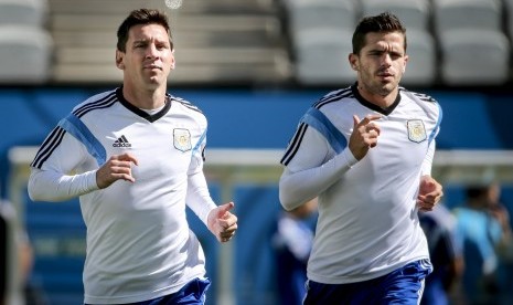 Fernando Gago (kanan) dan Lionel Messi.