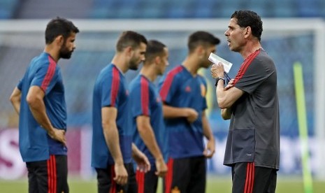 Fernando Hierro (kanan) saat memimpin latihan timnas Spanyol.