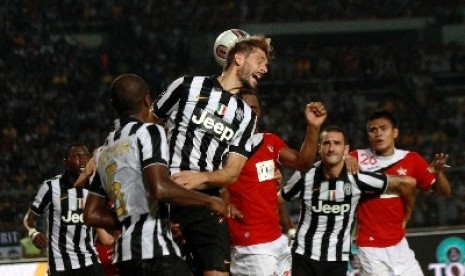 Fernando Llorente berebut bola dengan pemain ISL Star di laga Juventus Asia Pacific Tour 2014 di Stadion GBK, Jakarta, Rabu (6/8). 