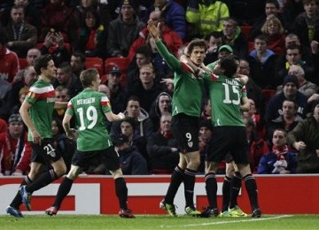  Fernando Llorente (tengah), striker Athletic Bilbao, bersama rekan setimnya merayakan lesakan golnya ke jala Manchester United di leg pertama babak 16 besar Liga Europa di Stadion Old Trafford, Manchester, Kamis (8/3). 