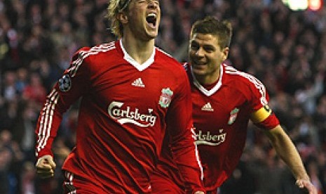 Fernando Torres dan Steven Gerrard (kanan) saat membela Liverpool.