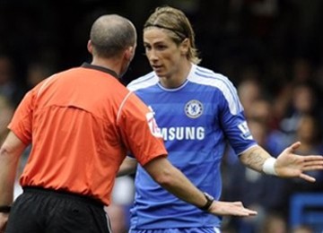 Fernando Torres dapat kartu merah