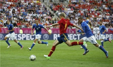 Fernando Torres (dua kanan), striker timnas Spanyol, mendapat pengawalan pemain Italia, Giorgio Chiellini (kiri), Leonardo Bonucci, dan Andrea Barzagli (kanan), di laga Grup C di Gdansk, Polandia, Ahad (10/6). 