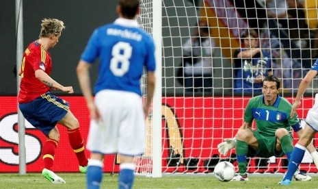 Fernando Torres mencetak gol ketiga Spanyol ke gawang Italia dalam partai puncak Piala Eropa 2012, Senin (2/7) dini hari