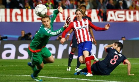 Fernando Torres (tengah)