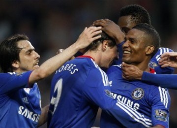 Fernando Torres (tengah) mendapat ucapan selamat dari rekan setimnya usai mencetak gol pertamanya untuk Chelsea.