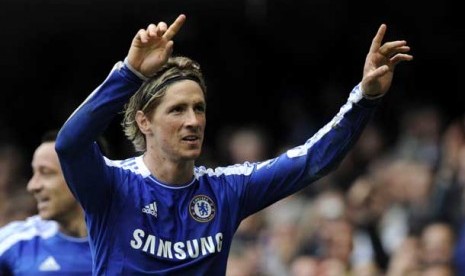 Fernando Torres usai mencetak gol ketiga ke gawang Queens Park Rangers di Stadion Stamford Bridge, London, Ahad (29/4).