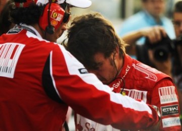 Fernando Alonso saat beberapa saat sebelum membalap di Sirkuit Yas Marina, Grand Prix Abu Dhabi, 14 November 2010 lalu.