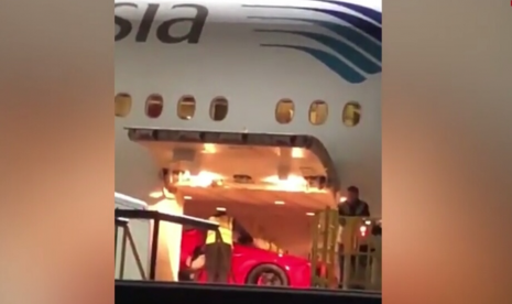 Ferrari merah yang diangkut di lambung pesawat Garuda Indonesia