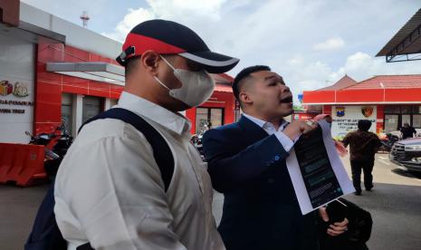 Ferry Irawan (kiri) mendatangi Mapolda Jatim di Surabaya untuk menjalani pemeriksaan terkait kasus dugaan KDRT terhadap istrinya, Venna Melinda. Ferry Irawan tuding ada pihak sengaja memperkeruh hubungannya dengan Venna Melinda.