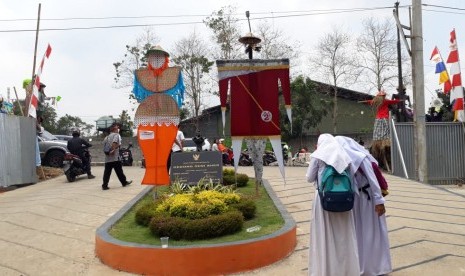 Festival bebegig orang-orangan sawah yang dibuat para pelajar digelar di Gedung Seni Aher Kota Sukabumi Senin (22/10).