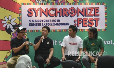 Festival Director Synchronize Fest 2019 David Karto (kedua kiri), Production Director Kohen (ketiga kiri), Program Director Kiri Ucup (kanan) dan Moderator Wendi Putranto (kiri) memberi keterangan pada jumpa pers jelang Synchronize 2019 di Jakarta, Rabu (25/9/2019). 