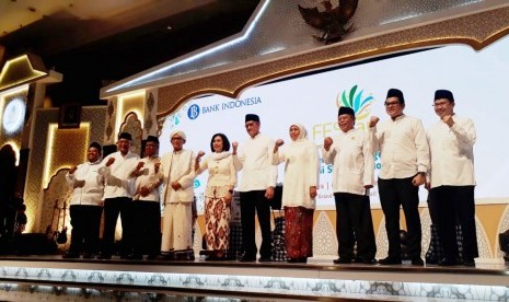 Festival Ekonomi Syariah Indonesia (FESyar) regional Jawa yang digelar di Surabaya, Jawa Timur resmi dibuka, Rabu (6/11) malam oleh Deputi Gubernur Bank Indonesia, Dody Budi Waluyo, Gubernur Jawa Timur Khofifah Indar Parawansa, dan Direktur KNKS Ronald Rulindo. 