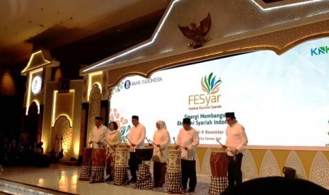 Festival Ekonomi Syariah Indonesia (FESyar) regional Jawa yang digelar di Surabaya, Jawa Timur resmi dibuka, Rabu (6/11) malam oleh Deputi Gubernur Bank Indonesia, Dody Budi Waluyo, Gubernur Jawa Timur Khofifah Indar Parawansa, dan Direktur KNKS Ronald Rulindo.