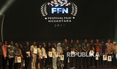 FESTIVAL FILM NUSANTARA. Panglima TNI Gatot Nurmayanto (keenam kanan) bersama jajarannya foto bersama pemenang pada malam penganugerahaan Festival Film Nusantara di Taman Ismail Marzuki, Cikini, Jakarta Pusat, Selasa (10/10).