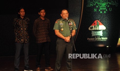 FESTIVAL FILM NUSANTARA. Panglima TNI Gatot Nurmayanto (ketiga kanan) memberikan sambutan pada malam penganugerahaan Festival Film Nusantara di Taman Ismail Marzuki, Cikini, Jakarta Pusat, Selasa (10/10).